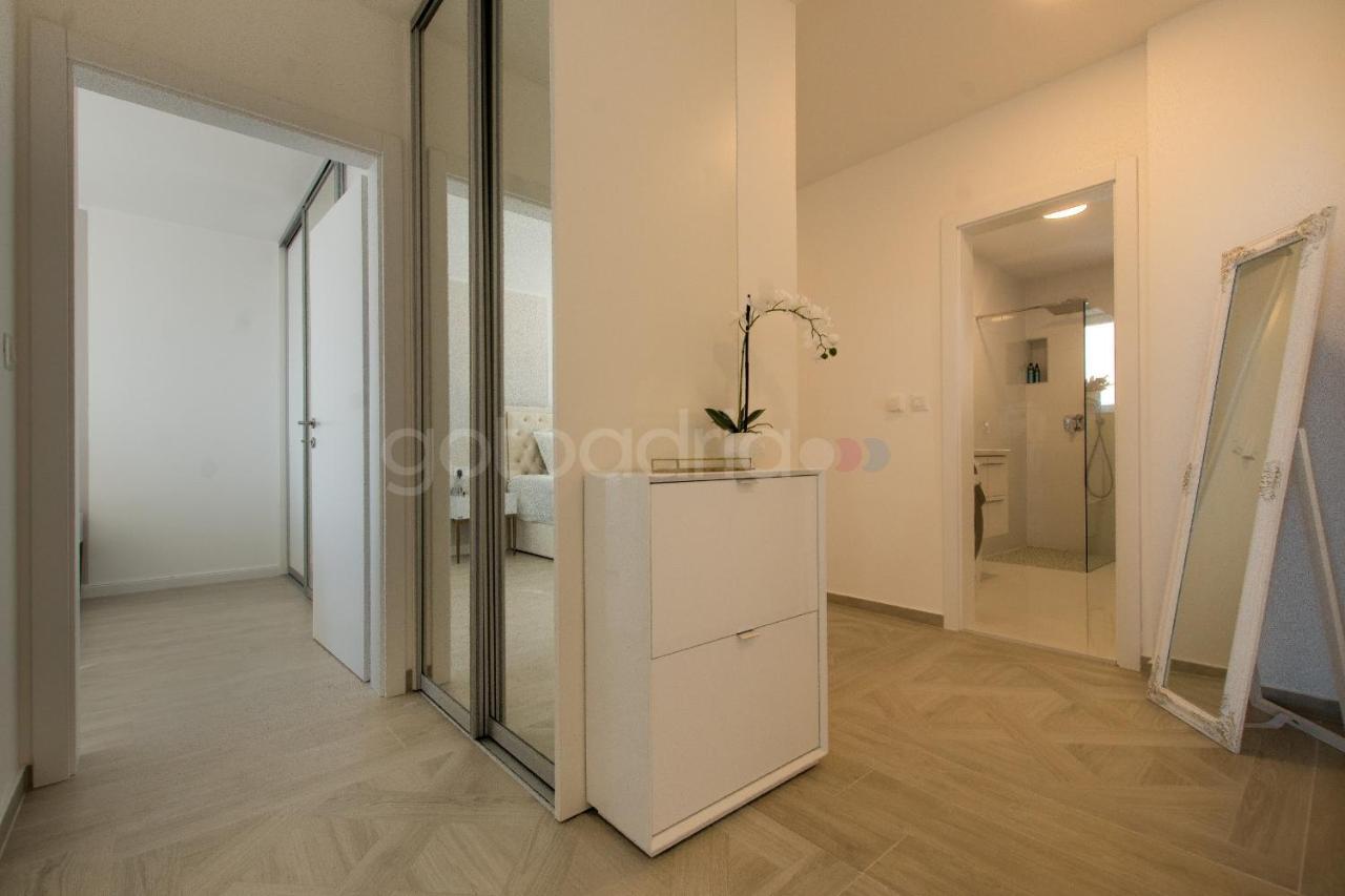Villa Smaragd - Opal - Luxury Apt With Shared Pool And Private Hot Tub Макарська Екстер'єр фото